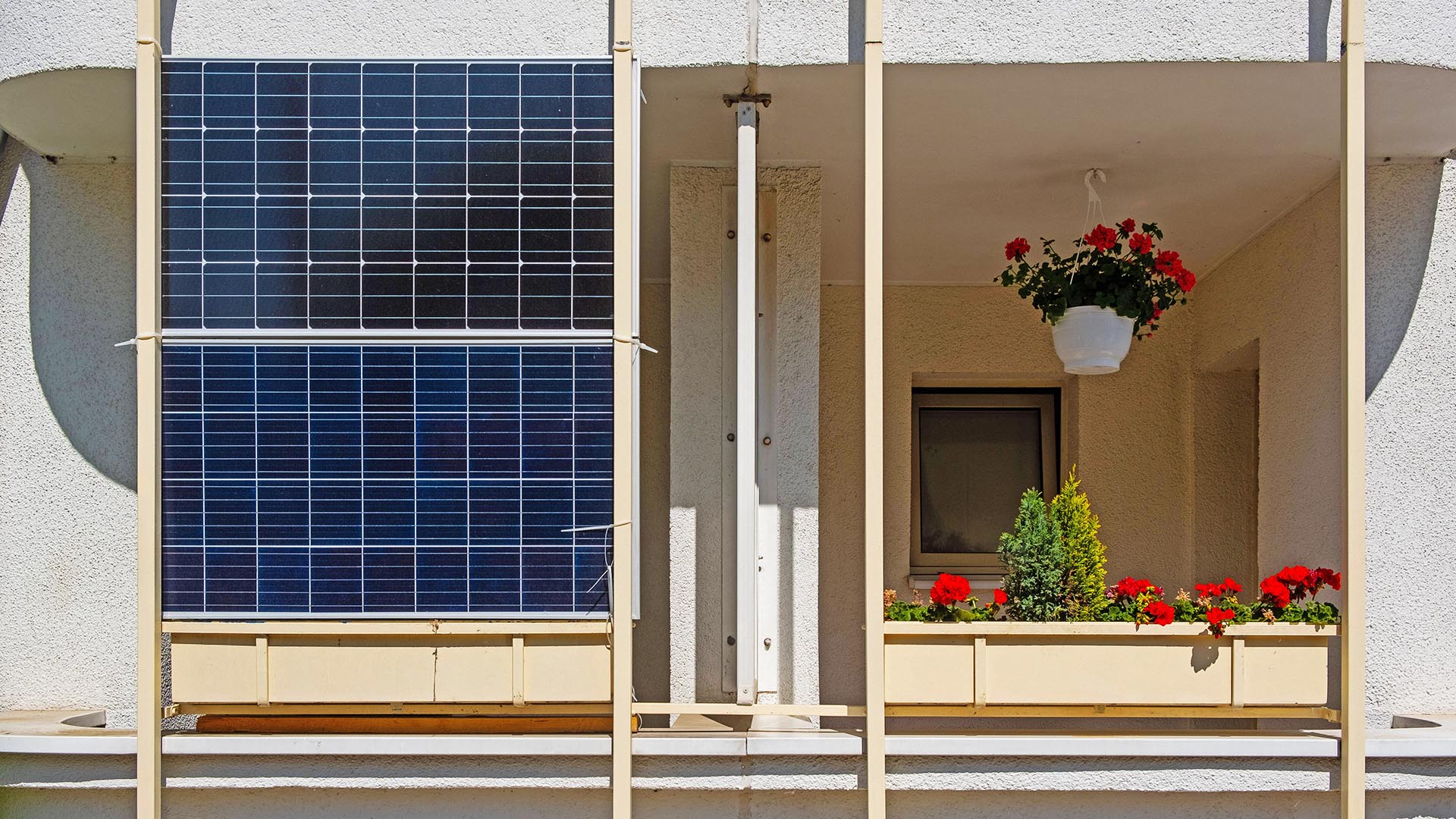 Symbolbild: Solarpanel an einem Balkon.(Quelle:imago images/R.Poorten)