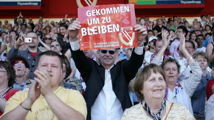 Fans des FC Energie Cottbus freuen sich über den Bundesliga-Klassenerhalt ihrer Mannschaft im Jahr 2008 (Quelle: IMAGO / Fishing 4)