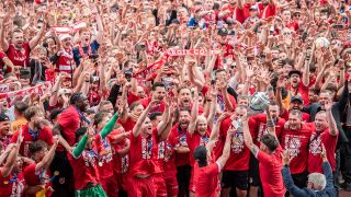 FC Energie Cottbus Spieler heben am 19.05.2024 die Trophäe nach dem Gewinn des Titels Regionalliga. (Quelle: Imago Images/Beautiful Sports/Luciano L)
