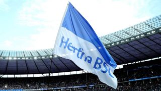 Flagge von Hertha BSC im Berliner Olympiatstadion. / imago images/Contrast
