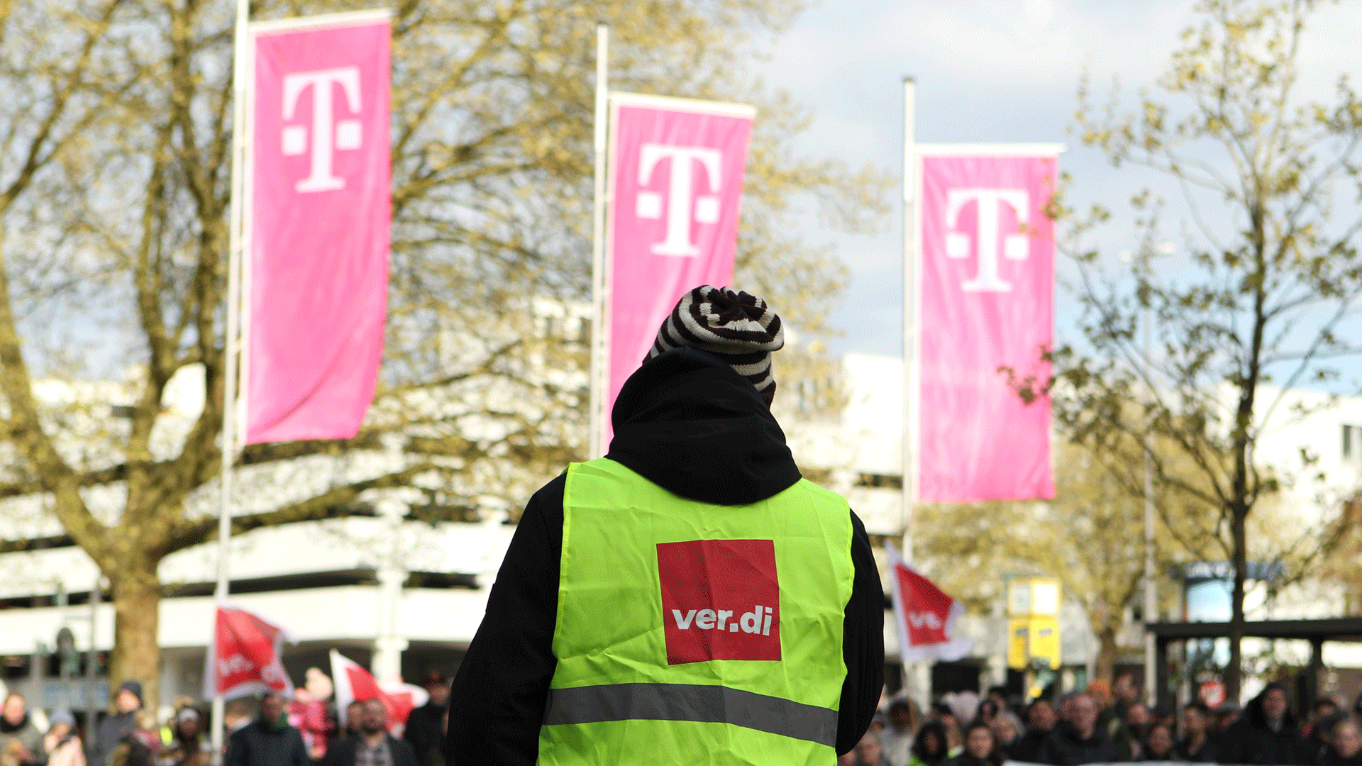 Streik von Beschäftigten und Auszubildenden und dual Studierenden bei der Deutschen Telekom (Quelle: IMAGO / Hanno Bode)