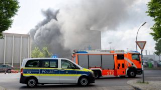 Großbrand in Berlin Lichterfelde in einem Industriekomplex der Diehl Group (Quelle: IMAGO / Marius Schwarz)