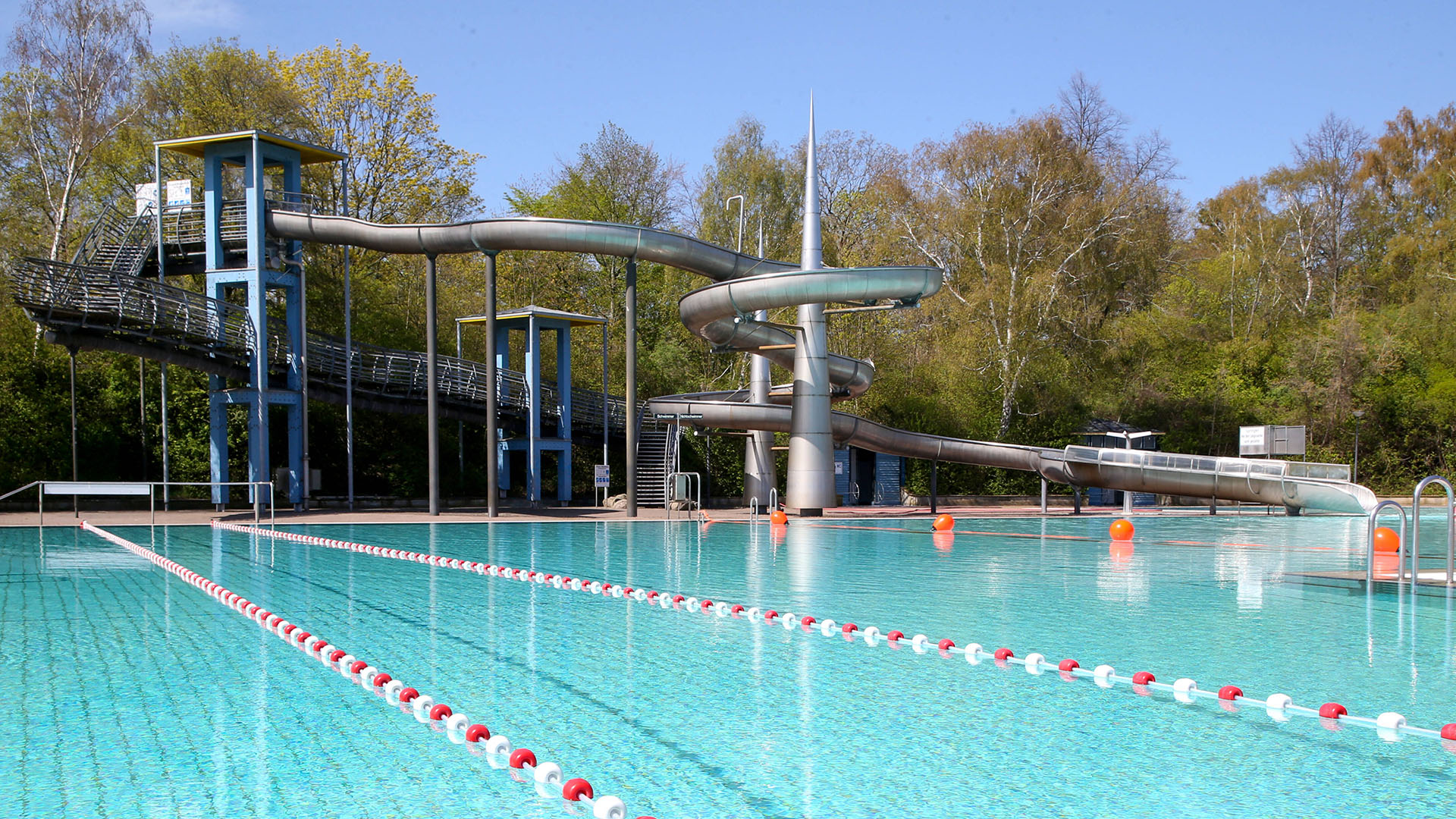 Sommerbad Neukölln führt Bauarbeiten am Sportbecken durch.