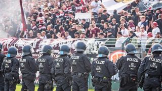 Archivbild: Regionalliga: BFC Dynamo vs Energie Cottbus Berlin, 04.05.2024 Das Spiel wird wegen mangelnder Sicherheit unterbrochen und die Polizei betritt das Spielfeld.(Quelle: IMAGO/BEAUTIFUL SPORTS/Luciano L)