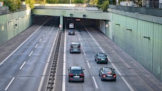 Archivbild: Autobahn A111 in Berlin Reinickendorf Bereich Tunnel Tegel Ortskern / Holzhauser Straße, aufgenommen am 26.09.2022. (Quelle: Imago Images/Jürgen Ritter)