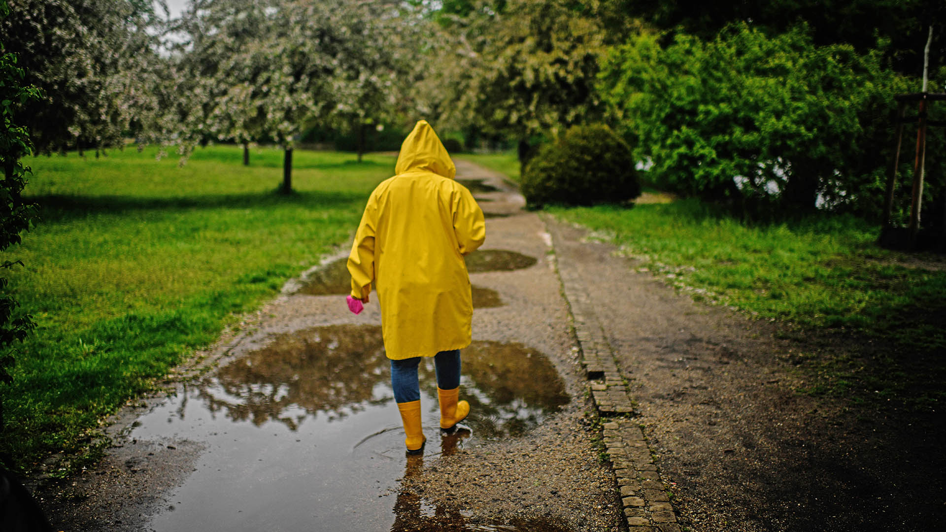 Symbolbild:Ein Kind läuft durch den verregneten Treptower Park.(Quelle:imago images/R.Klar)