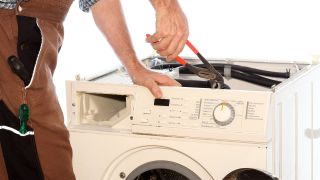 Symbolbild: Reparatur einer Waschmaschine eines Klemptners, aufgenommen am 25.09.2021. (Quelle: Imago Images/Rupert Trischberger