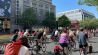 Eine Fahrrad-Demonstration ist am 01.05.2024 als Zubringer zur "MyGruni" Demonstration neben dem Kaufhaus des Westens in Berlin unterwegs. (Quelle: rbb/Simon Wenzel)