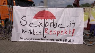 Banner mit "Sexarbeit ist Arbeit Respekt!" Aufdruck.