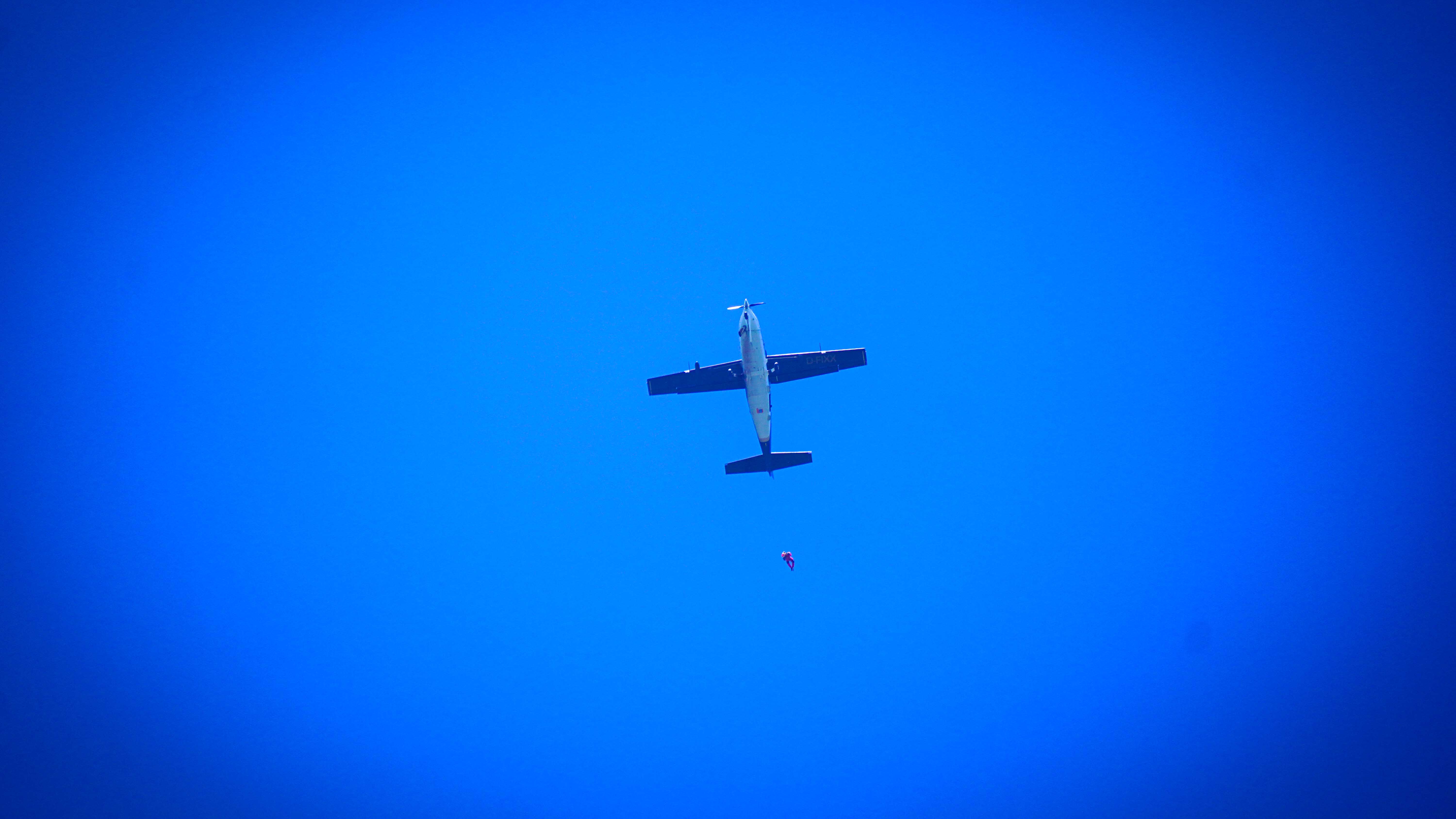 Ein Fallschirmspringer kurz nach dem Absprung aus einem Flugzeug. (Quelle: privat)