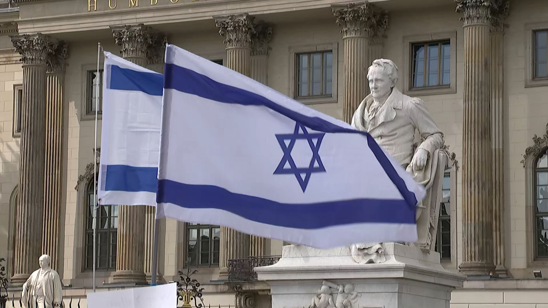 Israelische Flaggen wehen bei einer Demonstration der Initive "Fridays for Israel" vor der Humboldt-Universität Berlin. (Quelle: rbb)