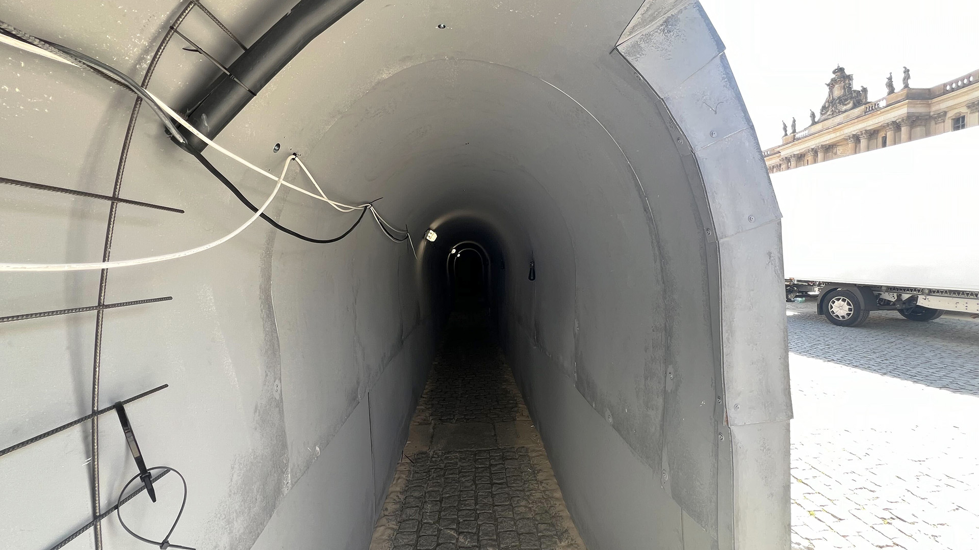 Ein 25 Meter langer Nachbau eines Hamas-Tunnel, errichtet auf dem Bebelplatz in Berlin Mitte. Zusammen mit einer Sanduhr ist er ein Gedenken an die israelischen Geiseln und ihre Familien.(Quelle:rbb)