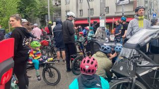 Fahrraddemonstrationen "Kidical Mass" für sichere Straßen für Kinder in Berlin in verschiedenen Berliner Bezirken, hier Neukölln. (Quelle: rbb/Bordel)