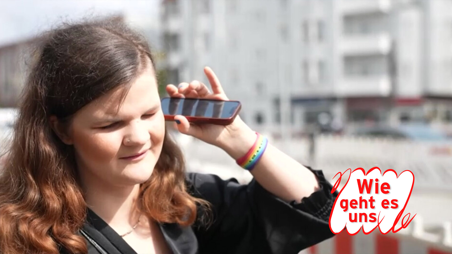 Marie Lampe ist blind und nutzt die KI auf ihrem Smartphone. (Quelle: rbb)