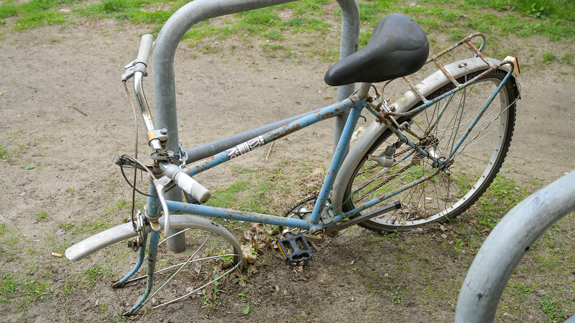 Kaputtes Fahrrad steht mit nur einem Rad in Berlin (Quelle: IMAGO / Schöning)