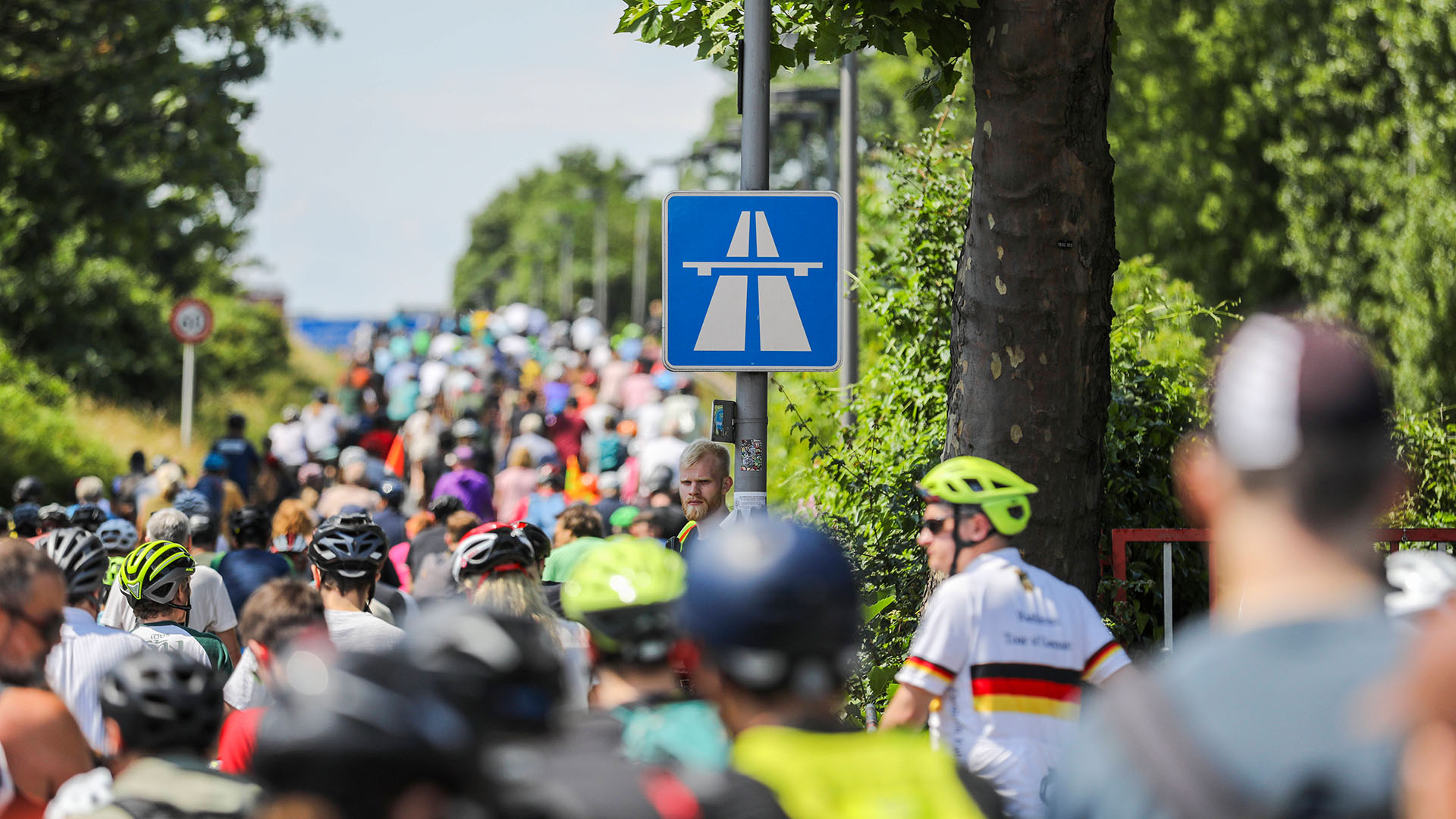 Mit dem Rad über die Berliner Stadtautobahn: Zehntausende Radfahrerinnen und Radfahrer beteiligen sich an der 48. ADFC-Sternfahrt. (Quelle: imago-images/Andreas Friedrichs)