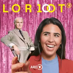 Collage: Ariana Barborie sitzt lachend vor einem Vorhang aus Lametta und hält ein Sektglas in der Hand, in dem Loriot sitzt. Darüber der Schriftzug: Loriot 100 (Bild: rbb)