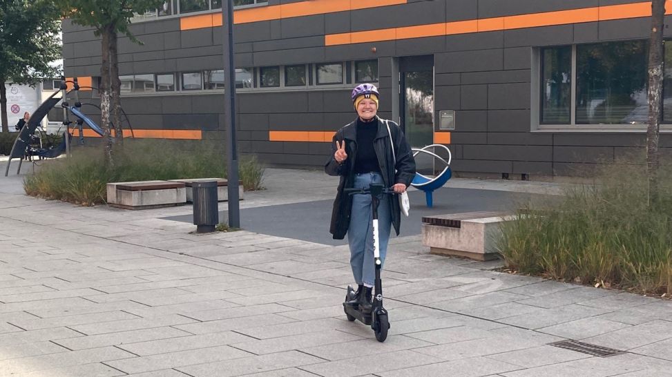 Maja Schramm mit E-Roller unterwegs in Cottbus, Foto: Diana Schuster