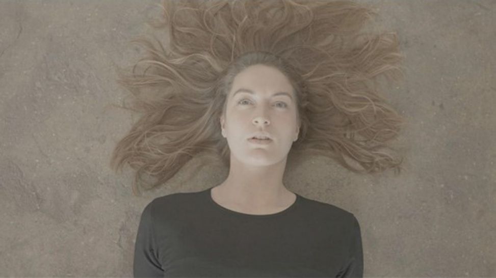 Titelbild sorbisches Musikvideo "Doprêdka/Vorwaärts" mit Juliane Baruck
