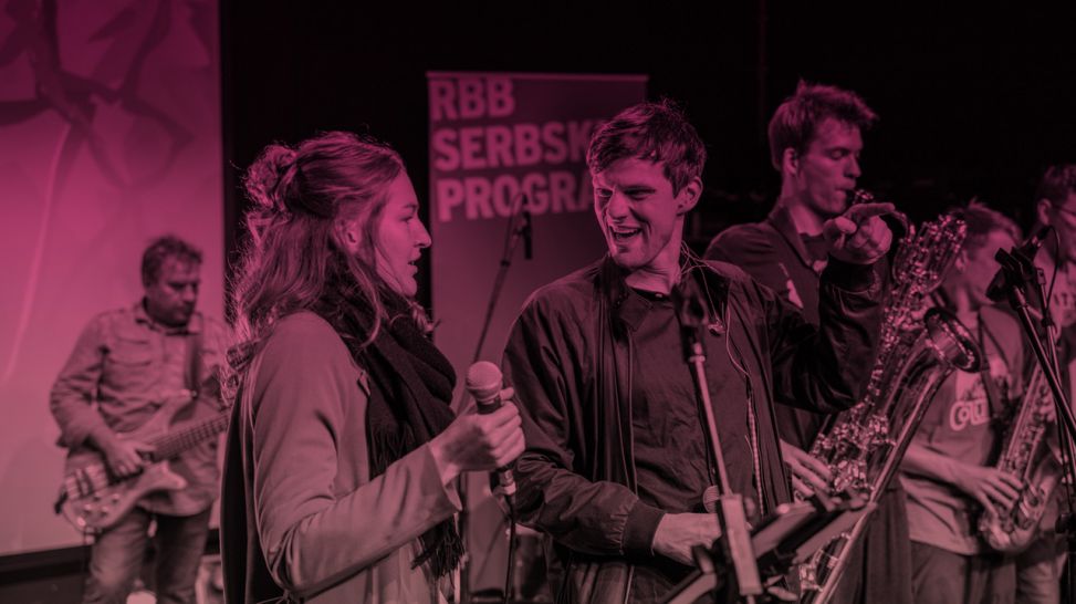 Sorbisches rbb Konzertevent SERBPOP 2.0: Liveband TOTAL auf der Bühne im Cottbuser Gladhouse