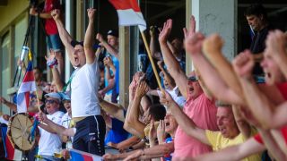 Jubelnde Fans beim Spiel Lausitzer Sorben : FC Pomak