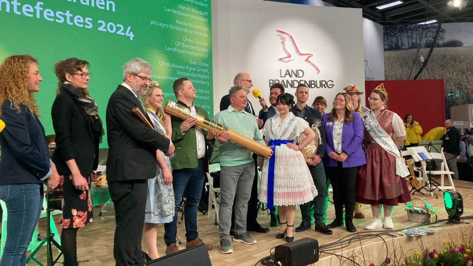 Drachhausen auf der Grünen Woche übernimmt Staffelstab für Brandenburger Dorf- und Erntefest 2024