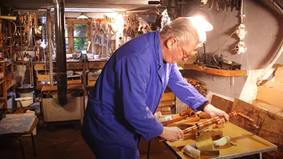 Karlo Tilich in seiner Werkstatt in Klein Neida bei Hoyerswerda (Quelle: Imagefilm Sorb. Folkloreens. Schleife)