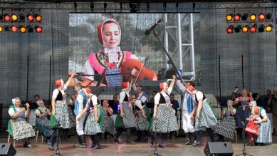 Sorbisches Folkloreensemble Schleife auf der Bühne