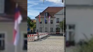 serbska chórgoj pśed grodkojskeju radnicu/Sorbische Fahne vor dem Spremberger Rathaus