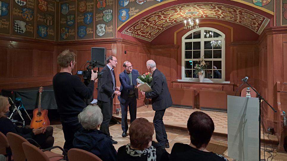 Mina Witkojc Preis 2022 für den sorbischen Liederpoeten Bernd Pittkunings - überreicht vom Landessorbenbeauftragten Tobias Dünow