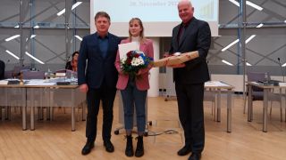 Kreistag Spree-Neiße: Übergabe Bewilligungsbescheid für sorbisches Lehrer-Stipendium an Paula Hirte