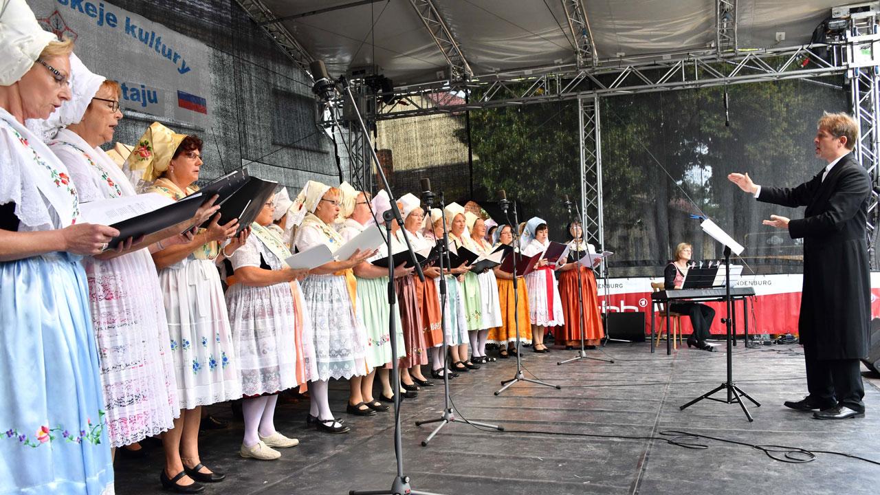 Festival der sorbischen/wendischen Kultur 2016 in Jänschwalde: Vereinigte sorbische Chöre auf der Hauptbühne (Quelle: Michael Helbig)