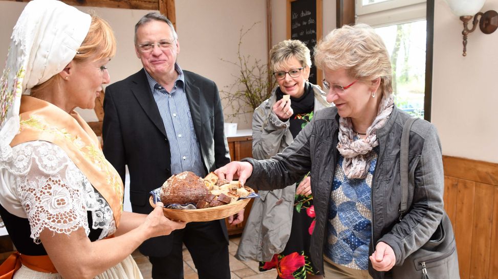 Auszeichnungsveranstaltung "Sprachenfreundliche Kommune" in Lübben: Begrüßung mit Brot und Salz (Quelle: Michael Helbig)