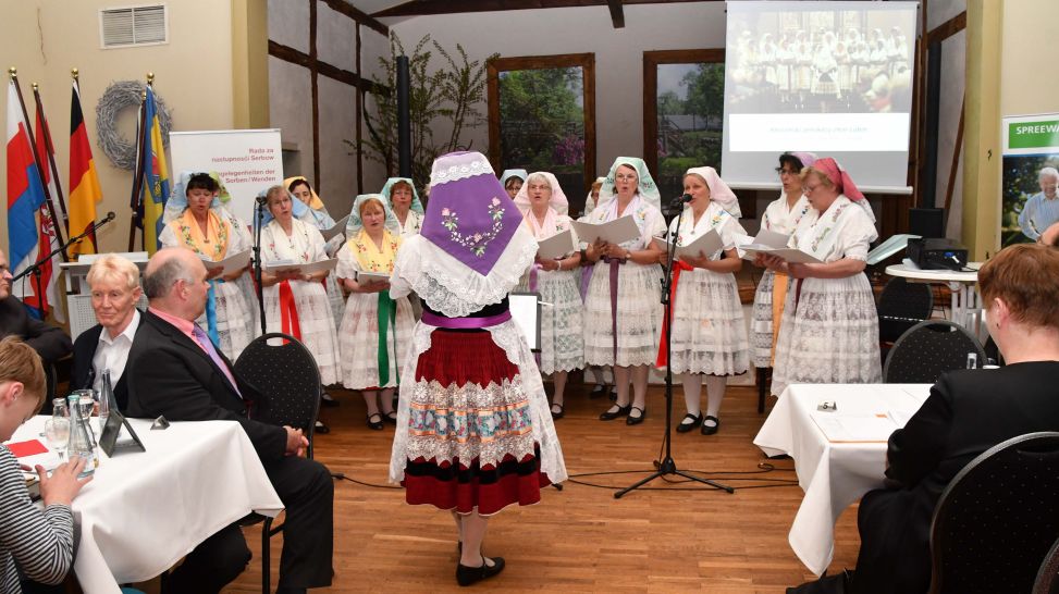 Auszeichnungsveranstaltung "Sprachenfreundliche Kommune" in Lübben: Auftritt Spreewald Frauenchor Lübben (Quelle: Michael Helbig)