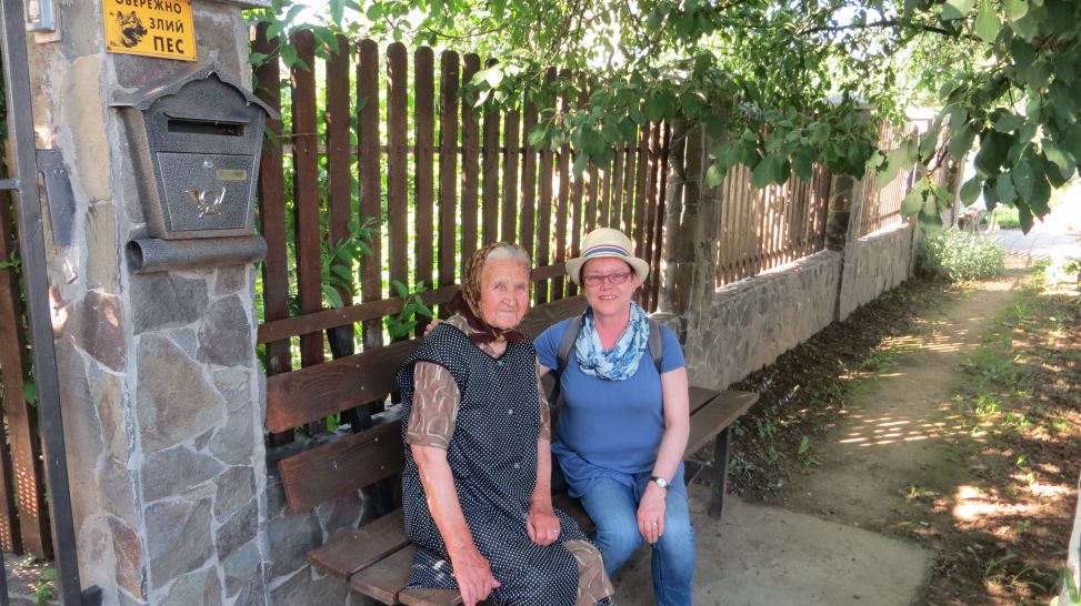 Unterwegs in Transkarpatien: Unsere Redakteurin im Gespräch mit einer 90-jährigen Slowakin (Quelle: Martina Gollasch)