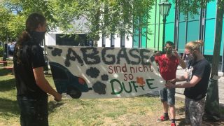 Fridays for Future Aktivisten protestieren in Eberswalde für Verkehrswende und gegen die Abwrackprämie