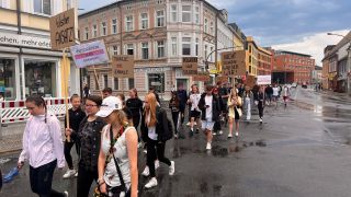 Schüler demonstrieren in Fürstenwalde gegen Nutzung der Turnhalle für Flüchtlinge