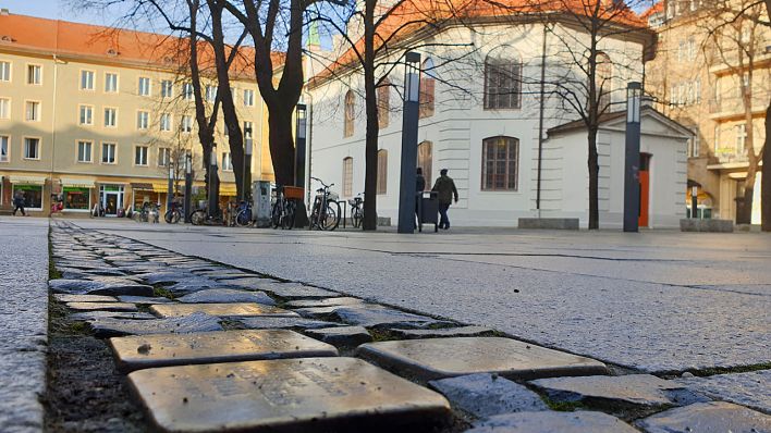 Stolpersteine erinnern in Cottbus an Juden die in der Stadt gelebt haben, im Hintergrund die neue Synagoge