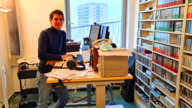 Gregor Kliem an seinem Arbeitsplatz in der sorbischen rbb-Redaktion (Quelle: rbb/Krüger)