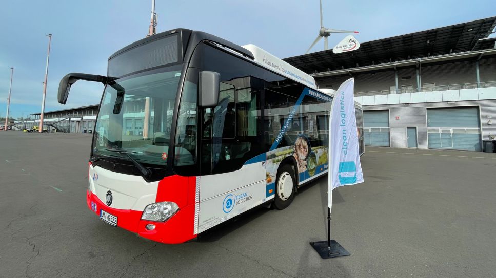 Wasserstoff-Bus auf dem Lausitzring (Bild: rbb/Jußen)
