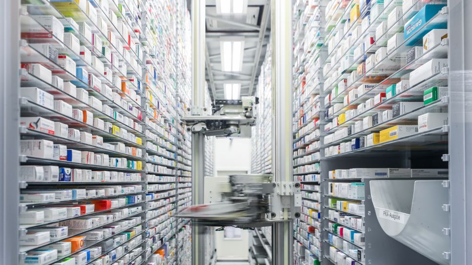 Blick in das automatisierte Medikamentenlager einer Apotheke (Foto: dpa/Woitas)