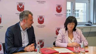 Cottbus' Oberbürgermeister Schick und Sprembergs Bürgermeisterin Herntier unterzeichnen die Vereinbarung (Bild: rbb/Reimann)