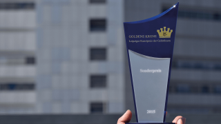 Der Preis "Goldene Krone - Leipziger Kunstpreis für Gehörlose" in der Kategorie "Sonderpreis 2015" wird in einer Hand gehalten (Bild: rbb Innovationsprojekte)