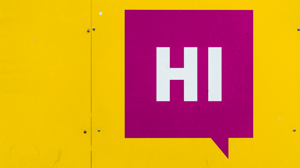 In einer violetten, viereckigen Sprechblase vor einer gelben Wand steht "HI" (Bild: GBD.COLOGNE | photocase.com)