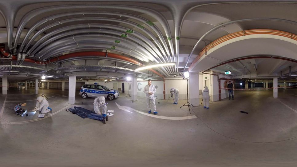 Eine aufgeklappte 360°-Aufnahme eines "Täter - Opfer - Polizei"-Tatorts in einer Tiefgarage (Bild: rbb Innovationsprojekte)