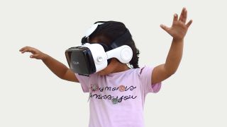 Ein Mädchen trägt eine VR-Brille und bewegt seine Arme (Bild: pixabay.com)