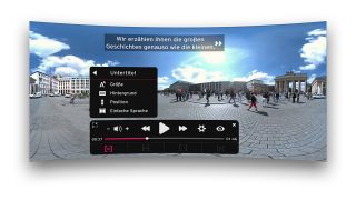 Auf einem aufgeklappten 360°-Bild sind der ImAc-Player inklusive Untertitel-Einstellungen sowie eingeblendete Untertitel zu sehen (Bild: rbb Innovationsprojekte)