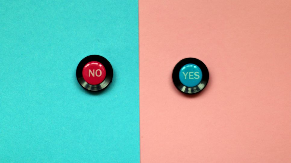 Zwei Buttons auf farbigem Hintegrund: auf einem steht "NO", auf dem anderen "Yes" (Bild: LBP | photocase.com)