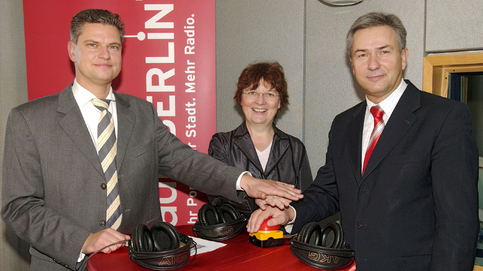 Ingo Hoppe, Dagmar Reim und Klaus Wowereit drücken den Startknopf für radioBerlin (Quelle: rbb)