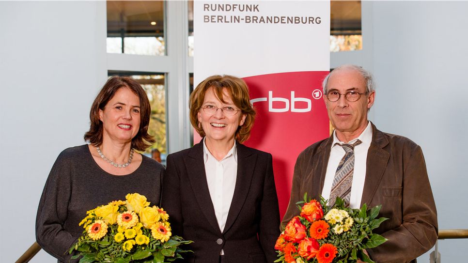 Von links: Friederike von Kirchbach, rbb-Intendantin Dagmar Reim, Prof. Martin Rennert. (Quelle: rbb/Gundula Krause)